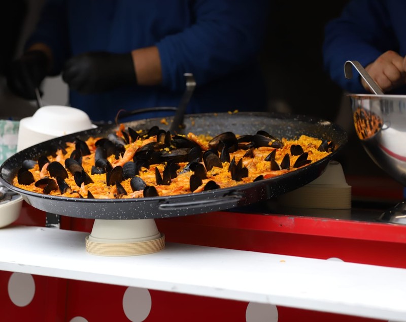 Bucharest Street Food Festival a început. Ce găsiți pe Bulevardul Kiseleff: de la burgeri la paella, plus dulciuri pentru toate gusturile