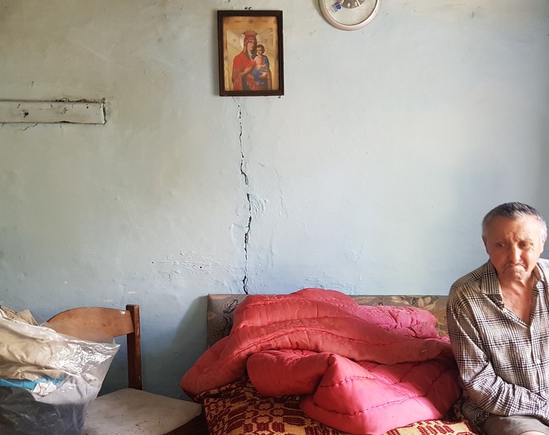 Darul unor săteni din Dâmbovița și al unei asociații pentru un bărbat invalid, cu un fiu bolnav, care trăiește din 142 de lei pe lună: îi vor reconstrui casa