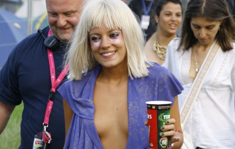 Lily Allen bea de fiecare dată înainte să cânte