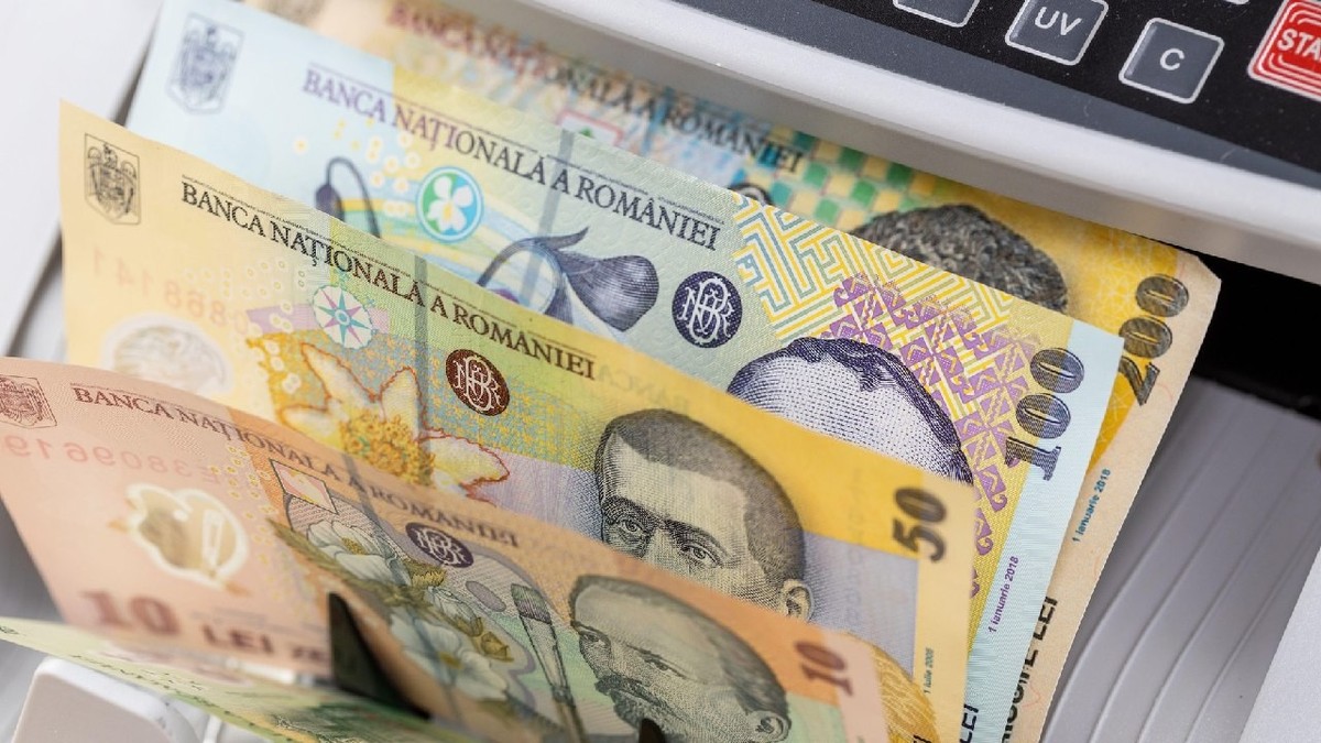 Bancnote românești în aparatul de numărat bani