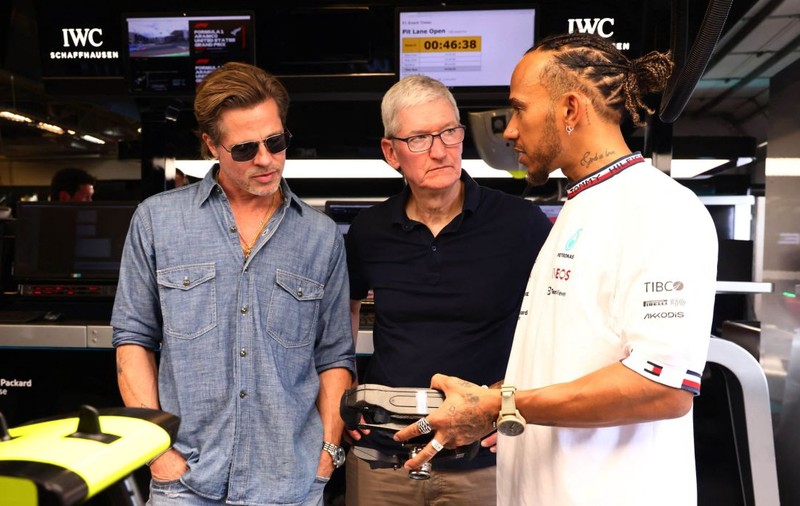 Filmul la care Brad Pitt a lucrat cu Lewis Hamilton ajunge în România. De când poate fi văzut la cinema „F1: The Movie”
