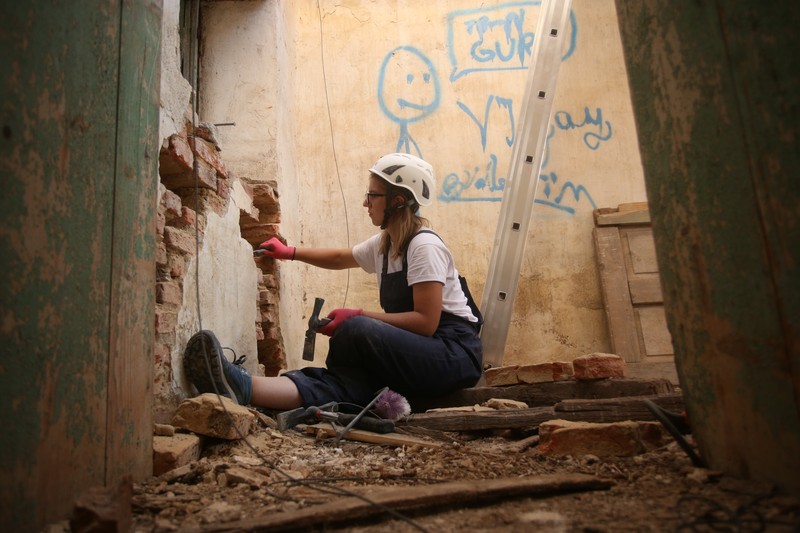 Studenții vin pe șantierele Ambulanței pentru Monumente și învață să lucreze în tehnici tradiționale