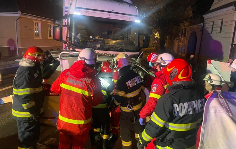 Doi morți și doi răniți într-un accident care a avut loc în Brașov. Ciocnire violentă între o mașină și un TIR