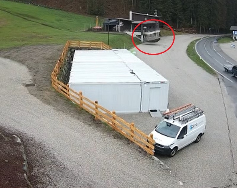 Video cu momentul în care un bolovan de o tonă se desprinde de pe o pârtie de schi și ajunge pe șosea, imediat după ce trecuse o mașină, în Italia
