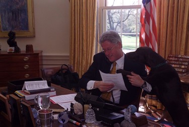 Bill Clinton și câinele Buddy la Casa Albă, în 1997. Foto: Profimedia