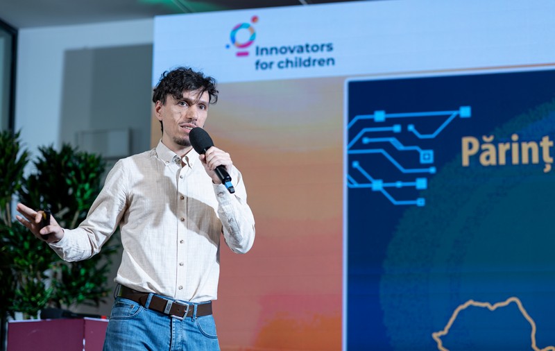 Tânărul care a gândit un laborator de științe, într-o aplicație pe mobil: „Elevii pot construi un circuit și arde un led fără probleme”