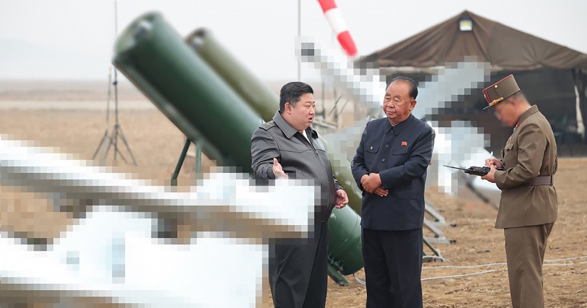 Kim Jong Un surprins lângă o dronă kamikaze.