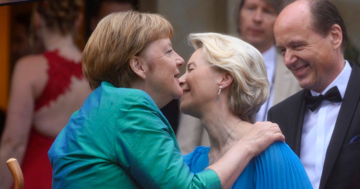 Fostul cancelar german Angela Merkel și președinta Comisiei Europene Ursula von der Leyen, fost ministru în guvernul Merkel