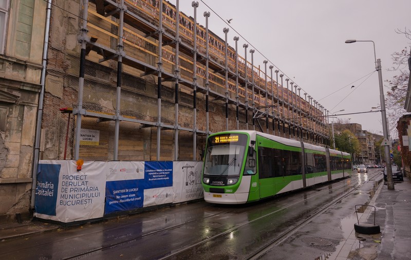 Fațada Hanului Solacolu din București a fost pusă în siguranță. Tramvaiul 21 circulă din nou pe ambele sensuri