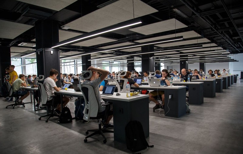 Piața muncii, după primele 6 luni: peste 150.000 de joburi noi și 5,3 milioane de aplicări. Angajatorii din retail, servicii și call – center / BPO au venit cu cele mai multe oferte pentru candidați