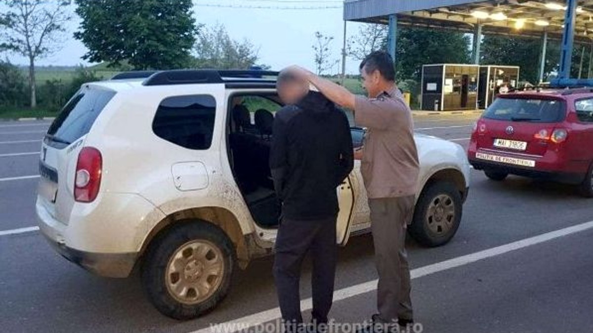 O captură complet neobișnuită au făcut polițiștii de frontieră din Galați. Patru kilograme de pietre de chihlimbar au fost depistate ascunse într-un