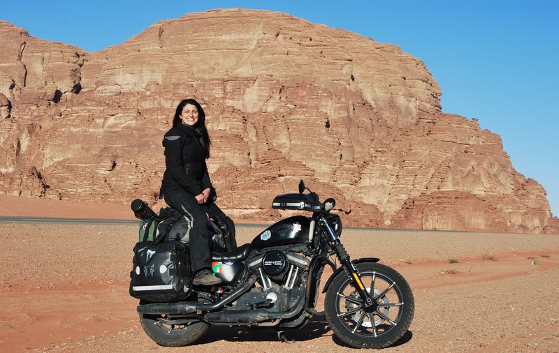 Povestea româncei plecate în lume cu motocicleta, pe care pandemia a "închis-o" în Arabia Saudită
