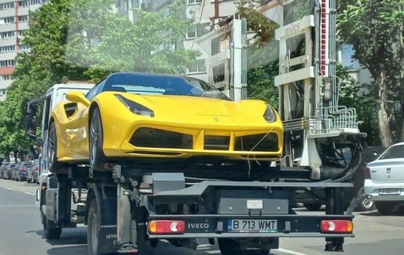 Un Ferrari parcat pe trecerea de pietoni, ridicat din centrul Bucureștiului. Clotilde Armand: „Ghinion”