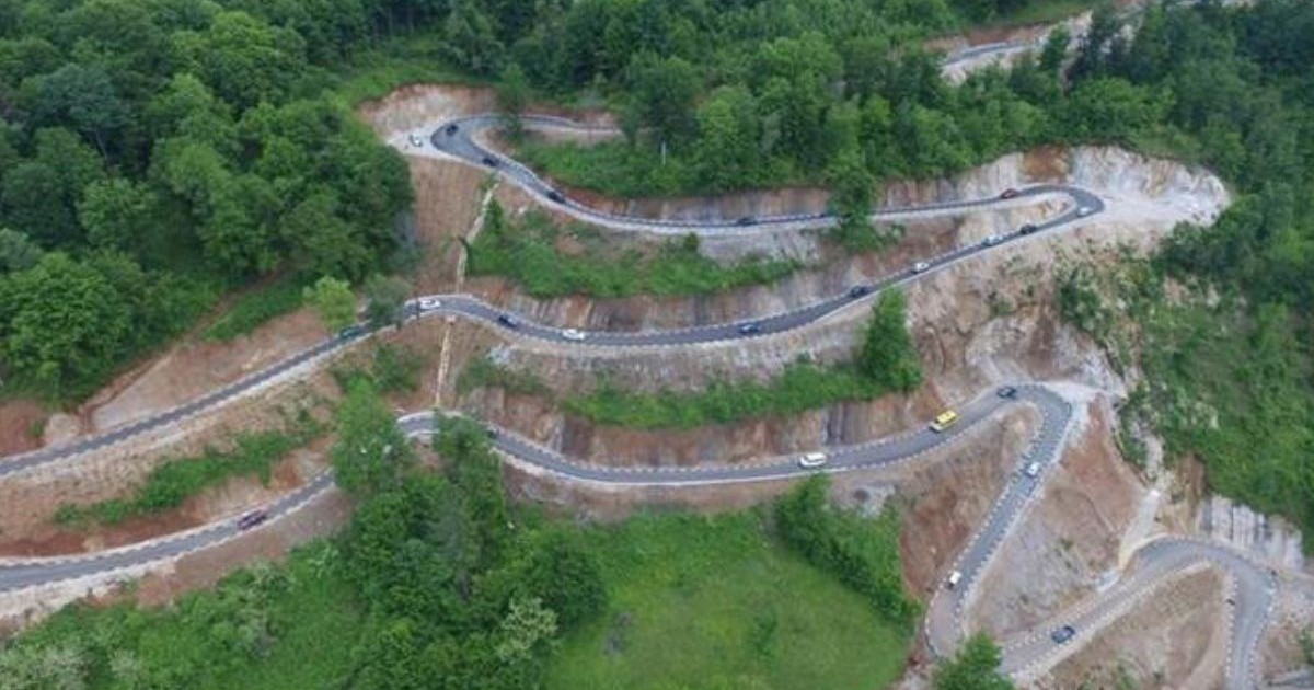 Șoseaua săpată în munte Transluncani, drumul spectaculos, șerpuit, din județul Timiș care poate concura cu Transalpina sau Transfăgărăşan.