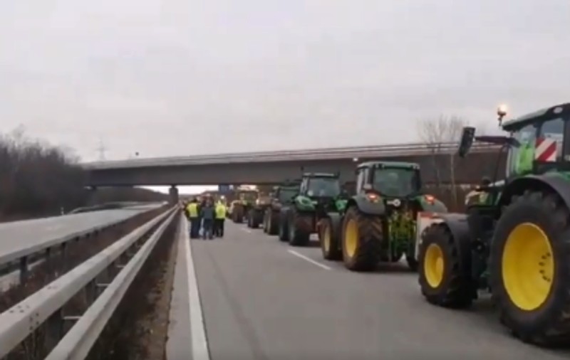 Autostrăzi blocate în toată Germania de „cea mai mare grevă postbelică” a fermierilor. Coloană de 20 de kilometri de tractoare, pe A63, lângă Mainz