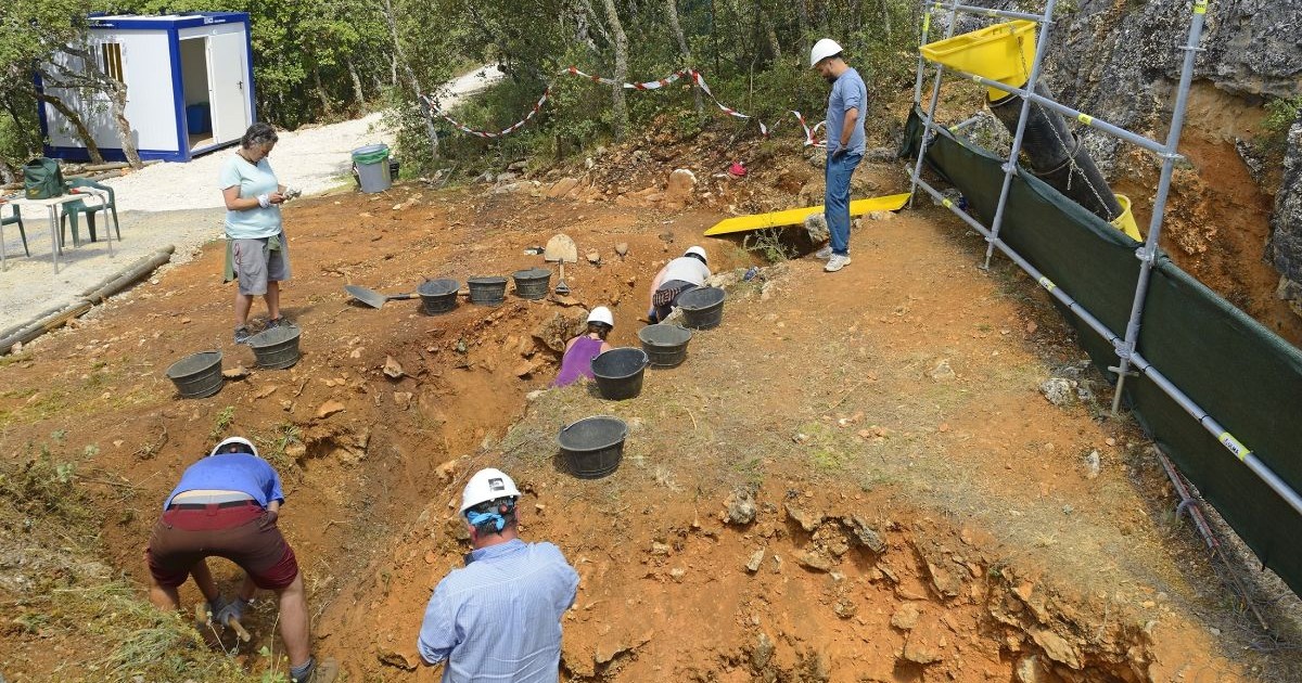 Mai multi arheologi fac cercetări pe Situl arheologic Atapuerca. Peșterile din Sierra de Atapuerca conțin o bogată arhivă fosilă a celor mai vechi ființe umane din Europa. 2023