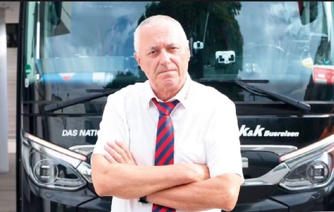 Karl K., în fața autocarului pe care îl conduce. Foto: Heute