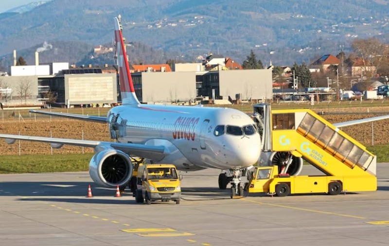 Un însoțitor de zbor din avionul care a decolat de la București și a aterizat de urgență la Graz a murit. În cabină s-a simțit fum, 12 pasageri au primit îngrijiri
