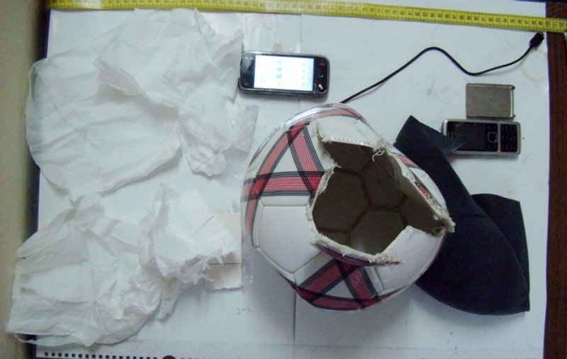 Cadou special pentru vărul din puşcărie. Două telefoane mobile ascunse într-o minge de fotbal