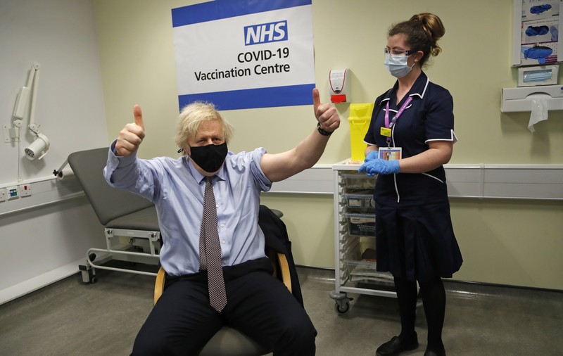 Boris Johnson s-a vaccinat cu AstraZeneca. Premierul britanic, imunizat la spitalul unde a fost internat anul trecut cu COVID