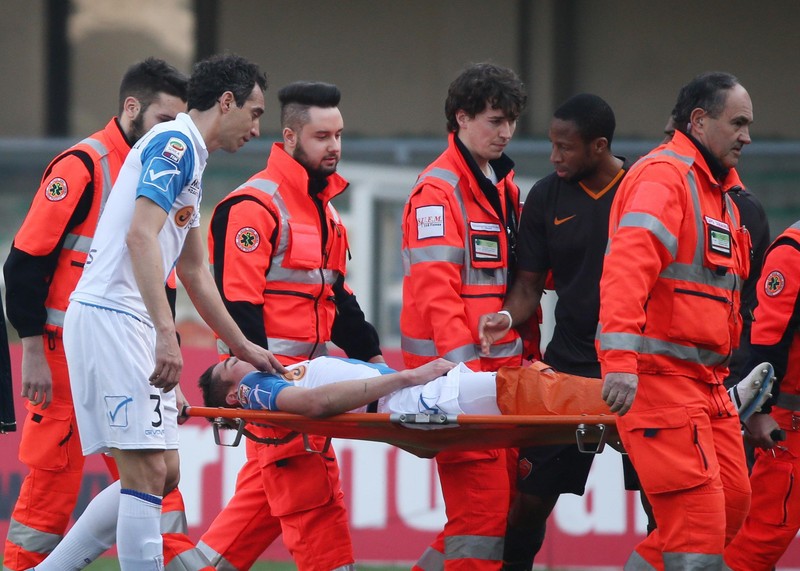 epa04653610 Federico Mattiello of Chievo Verona leaves the pitch after an injury during Italian Serie A soccer match Chievo-Roma at the Bentegodi stadium in Verona, Italy, 8 March 2015. EPA/VENEZIA FILIPPO