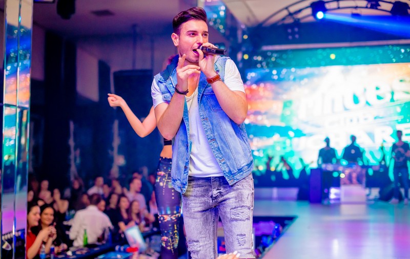 Faydee a creat isterie la București! A strâns mai multe mâini decât politicienii | FOTO