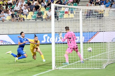 Momentul în care Radu Drăgușin înscrie primul său gol la națională, la Larnaca. Foto: Ionuț Iordache / GSP