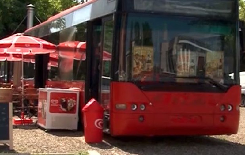 Pizzeria din autobuzul cu burduf, la Focșani. Cum arată ideea de afaceri a unor soți din oraș |VIDEO
