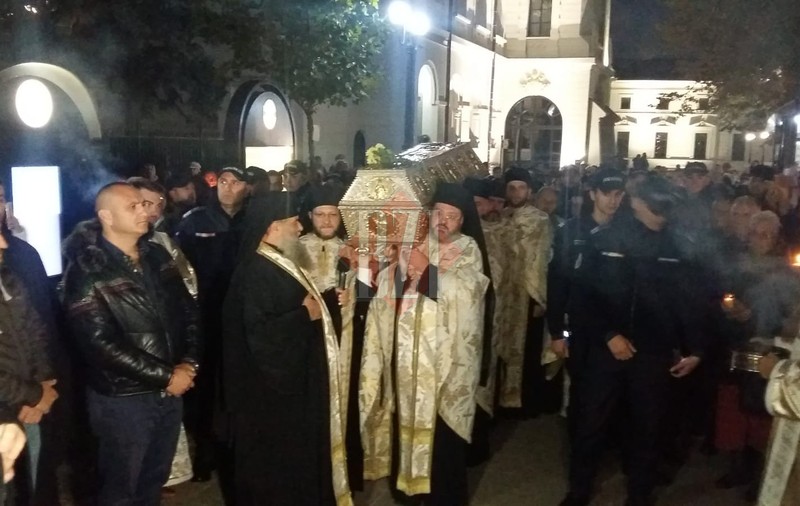 A început pelerinajul Sfintei Parascheva, la Iași. Mii de pelerini așteaptă să se închine la racla cu moaştele Cuvioasei. S-au format cozi pe mai mulți kilometri / FOTO&VIDEO