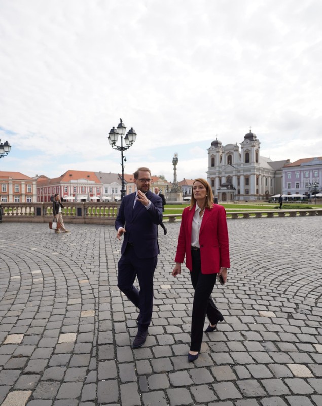 Roberta Metsola s-a plimbat în Timișoara alături de Dominic Fritz: „I-am arătat semnele gloanţelor care au mai rămas pe clădirile noastre” 