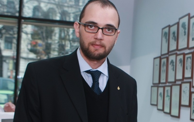 Cum îşi menţine Oreste silueta?