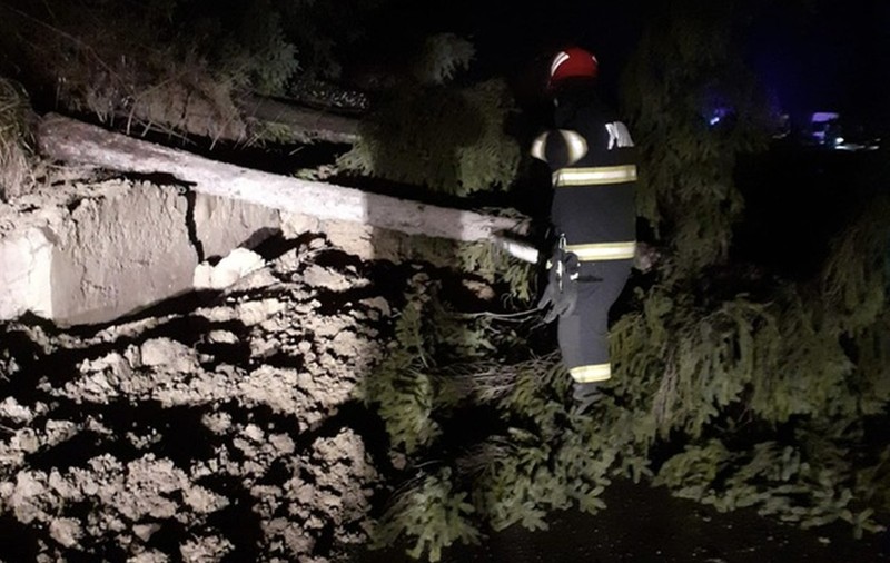 Drum național, blocat de o alunecare de teren, în județul Vâlcea. Se circulă pe un singur sens
