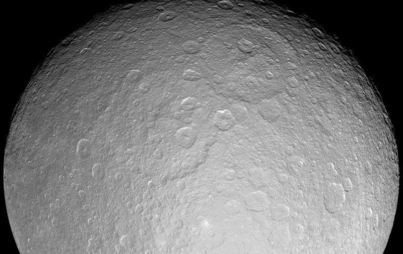 NASA a descoperit două cratere suprapuse misterioase pe suprafața Lunii. Ce spun  experții