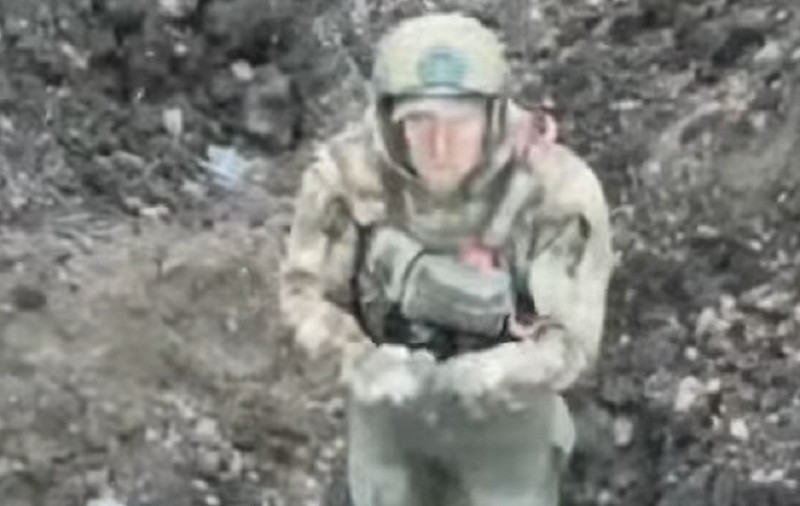 Soldatul rus capturat cu drona de ucraineni a povestit cum a scăpat cu viață din tranșeele unde doi camarazi răniți și-au luat viața, știind că nu îi salvează nimeni