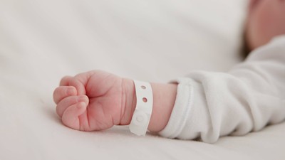 Medic de la Maternitatea Polizu amendat după moartea bebelușului născut prematur. DSP a sesizat Colegiul Medicilor pentru un posibil caz de malpraxis