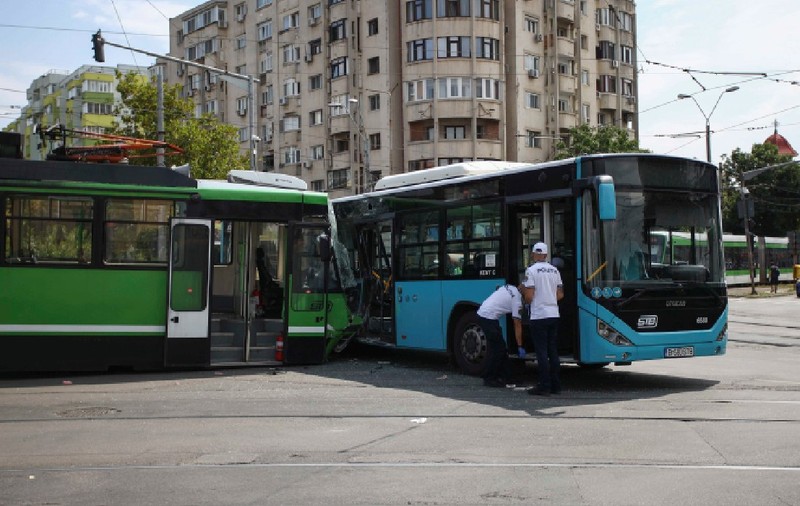 Accident între un tramvai și un autobuz STB la intersecția dintre Calea 13 Septembrie cu Strada Progresului. Cel puțin 11 persoane rănite