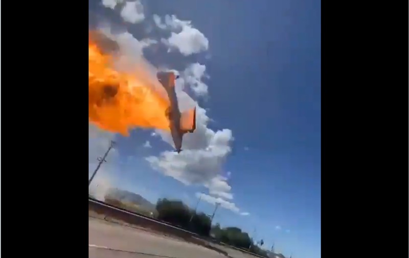Un avion a luat foc și s-a prăbușit pe o autostradă din Chile, după ce a lovit cu o aripă cablurile electrice I VIDEO