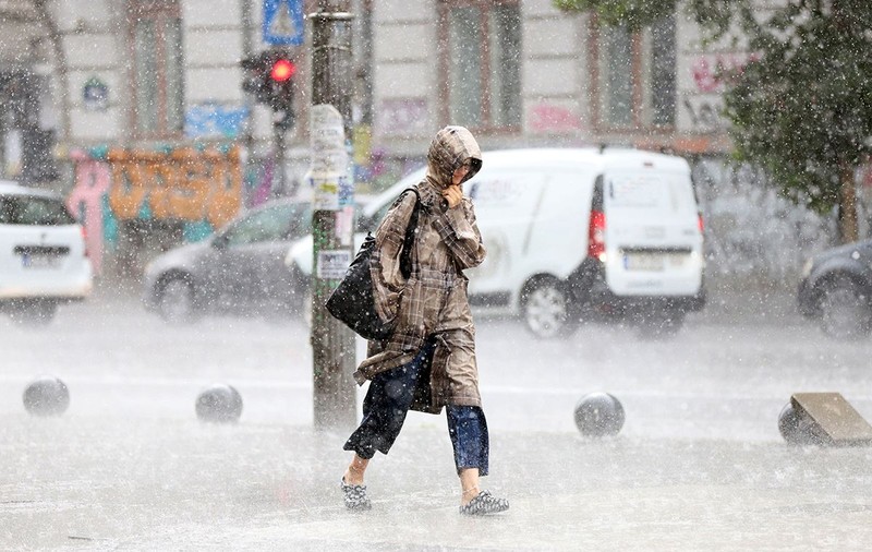 Cod galben de vreme rea în 13 județe până luni dimineață. Ploi puternice lovesc iar în Galați și Vaslui