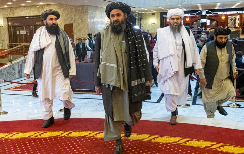 Liderul talibanilor, eliberat acum trei ani din închisoare la cererea SUA. Cine este mullahul Baradar, cel mai probabil viitorul președinte afgan