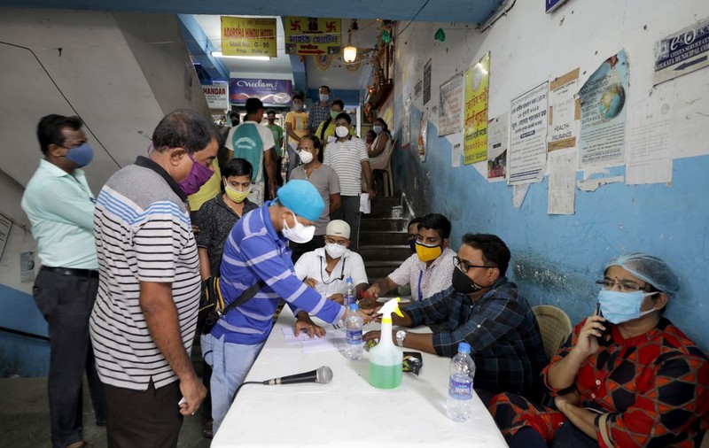 Vaccinare cu discriminare în India: bărbații au prioritate, femeile vin pe locul doi. „Nu sunt considerate o parte importantă a familiei”
