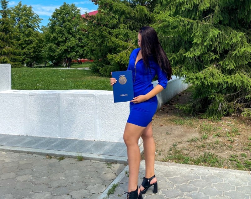 O profesoară din Rusia a fost dată afară din cauza pozelor de pe rețelele sociale: „Directorul mi-a spus că nu are nevoie de manechine”