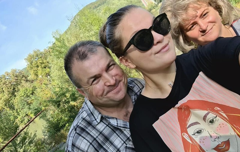 Un jandarm din Târgu Mureș, rănit într-un accident rutier, a murit la spital așteptând cinci zile să fie operat. Fiica acuză: “L-au băgat în mormânt cu zile!”