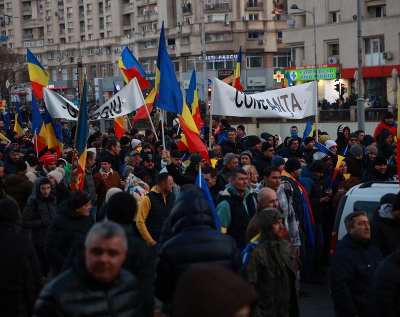 LIVE TEXT: Zeci de mii de oameni la protestul organizat de AUR în București. Mai mulți protestatari aveau asupra lor cuţite, bricege și substanţe interzise