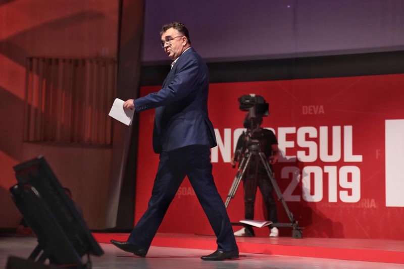 Marian Oprișan părăsind scena, după ce a fost huiduit