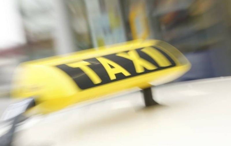 Un taximetrist cu alcoolemie de 1,38 la mie s-a răsturnat cu mașina