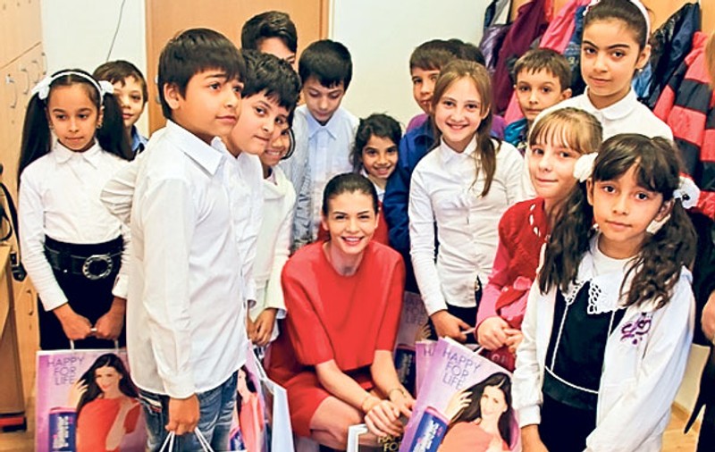 Monica Gabor le-a dat micuţilor cadouri în pungi cu chipul ei!