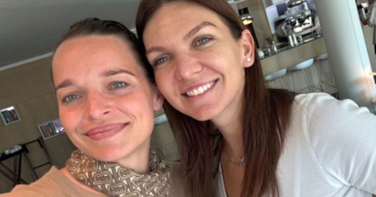 Simona Halep (dreapta) și Romana Tabakova (stanga)