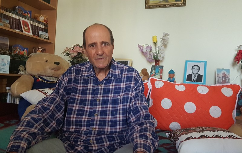 VIDEO / Bătrânețe grea. Un pensionar din București nu are bani să-și pună dantura: „N-am crezut să ajung să cer așa ceva”