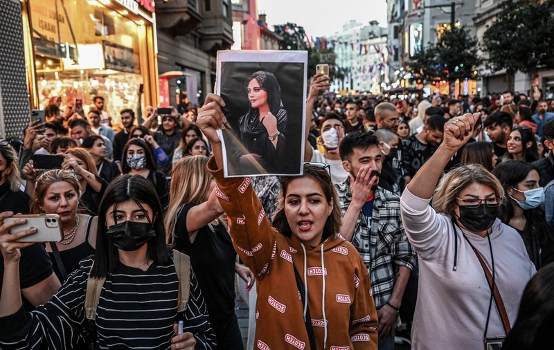 Furie în Iran după apariția unor imagini în care polițiștii agresează sexual o protestatară pe care încearcă să o aresteze