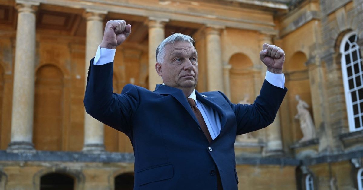 Viktor Orban, îmbrăcat la costum, se lasă fotografiat
